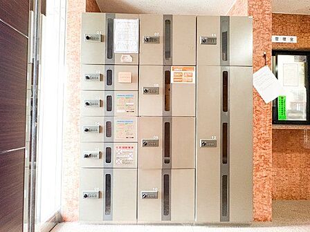 宅配ボックス完備。お仕事やお出かけで荷物が受け取れない時も大変便利です。