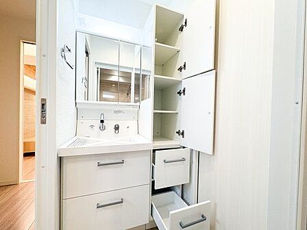 細かなものが多くて雑になりがちなサニタリー。そんな悩みを解決してくれる収納量豊富な洗面化粧台。