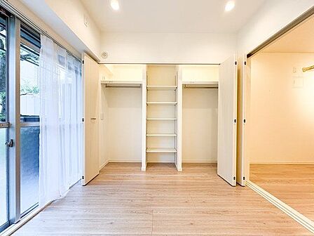 広々とした明るい洋室です。いつまでも快適に暮らせる空間が広がります。