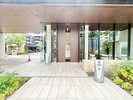 格調高いデザイン性を持つエントランスは、住む方のプライドを満たすクオリティ。