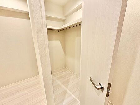 棚板の付いた収納をご用意しました。細々したモノを片付けられて便利です。
