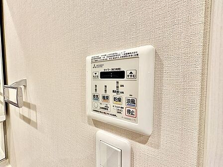 扇風機のような心地よい風で、むし暑さをすっきり解消します。また、違う場面では物干し場に。天気を気にせずに洗濯ができるなんてとても便利です。