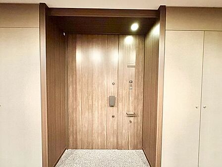 玄関はお家の顔としてすっきりとした素敵な空間に。印象のよい玄関は爽やかな住まいへの入り口です。