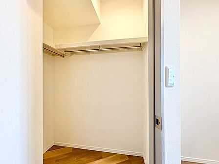 高い収納力を誇るウォークインクローゼットを設置、いつでもすっきり整理することが出来ます。