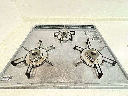 忙しいときでも一度にたくさんの料理が作れる3口コンロ。使い勝手の良さを考えました。