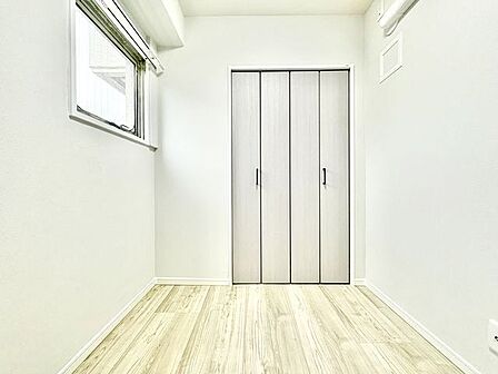 ナチュラルカラーのフローリングのお部屋は、温かみを感じさせリラックスをもたらす効果があります。