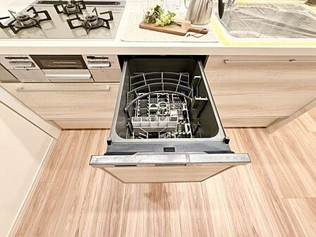 ビルトイン食洗機は作業台が広く使え、見た目もスッキリ。節水や節電も充実して家事の手助けをしてくれます。