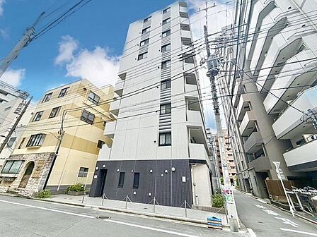 利便性に優れ、自然にも恵まれた穏やかな暮らしが叶う住環境。(空の加工を生成AIで行っています)