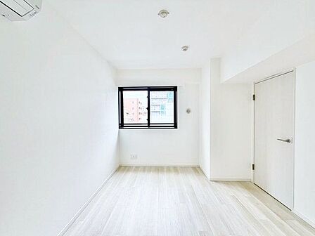 自然光が差し込む落ち着いた印象のお部屋。やわらかな光がリラックスタイムへと誘います。