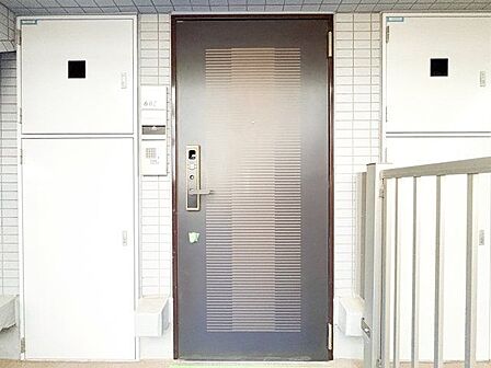 毎日出入りに使う玄関は外出する時は爽やかに、帰宅するときはホッとする落ち着いた空間へ。