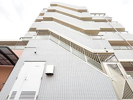 街並みに自然と馴染む色を基調とした外観は、温かみのある色合いが全体を包み、やさしい雰囲気を感じます。