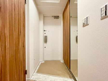 玄関はお家の顔としてすっきりとした素敵な空間に。印象のよい玄関は爽やかな住まいへの入り口です。