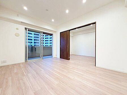 光はやすらぎのひと時を演出するアイテム。バルコニー越しの柔らかい光が差し込み温かく包み込みます。
