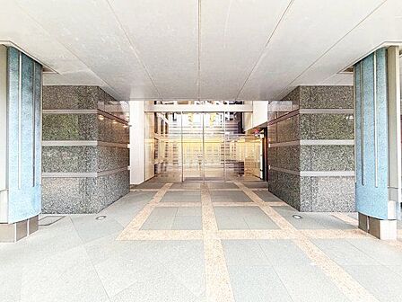 格調高いデザイン性を持つエントランスは、住む方のプライドを満たすクオリティ。