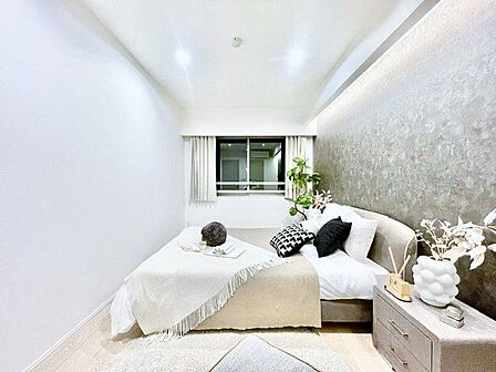 アクセントクロスがシャープな印象のお部屋。明るさを抑えることでホッとくつろげる空間に。