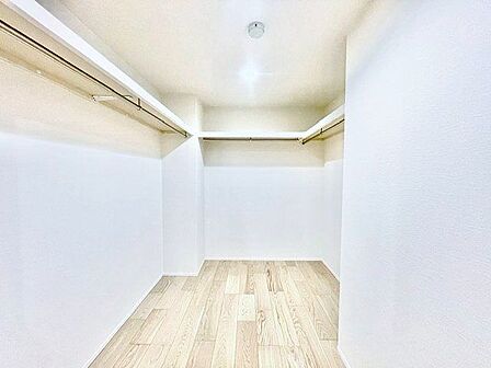 オールシーズンの衣類をまとめられる、ゆとりの広さを備えたウォークインクローゼット。