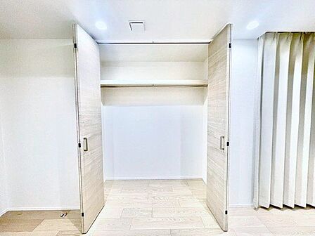 たっぷり収納可能なクローゼット。収納家具を置く必要がなく、空間を広く使えます。