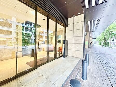 外と内をつなぐエントランスは、まさに顔となる場所。満ち足りたプライベートシーンへと誘う気品があります。
