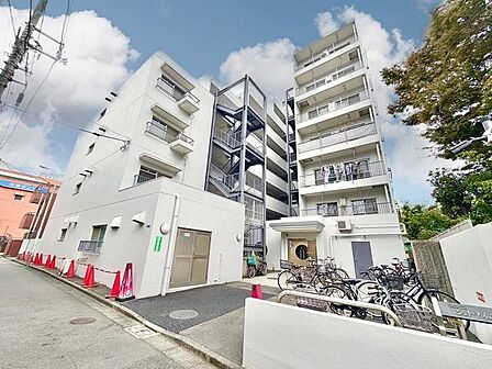 穏やかな住環境と充実の生活利便性を備えたこの地で誇りに思える住まいを実現。（空の加工を生成AIで行っています）