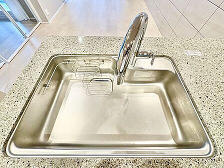 大きな調理器具や食器類もゆったり洗えるシンクです。