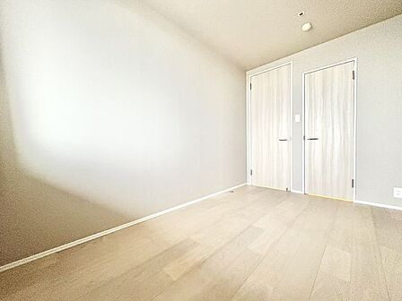 明るい色味の床は、部屋を明るく清潔な印象に見せる効果あり。圧迫感が少くゆったりと感じる事ができます。