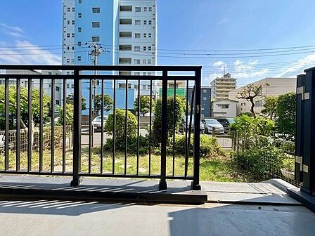 さまざまな表情の景色を眺めながら、くつろぎのひと時をお過ごし頂けます。（空の加工を生成AIで行っています）