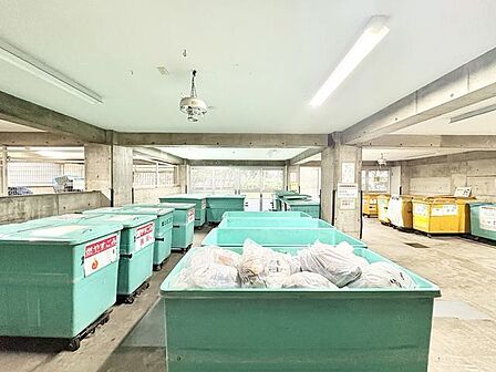 敷地内ゴミ置き場。