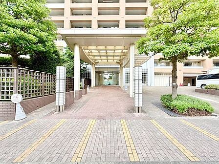 敷地を取り囲む植栽やアプローチなどの樹木は手入れが行き届き、品格のある佇まいとなっています。