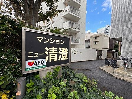 時代を超えて住まう方を見守り続けてきたエンブレム。これから先も変わらずに温かく迎えてくれます。(空の加工を生成AIで行っています)