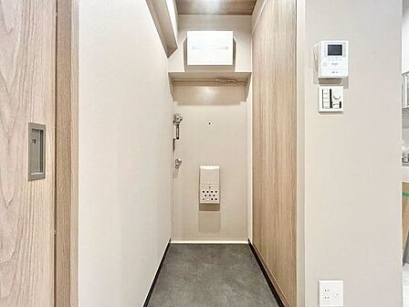 お出掛けの際も帰宅の際も気持ちが良いすっきりとした印象の玄関。
