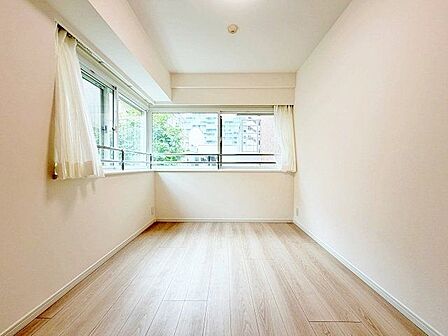 開口部が広く、たくさんの陽を取り入れます。窓を開ければ気持ちよい風が舞い込んできそうです。