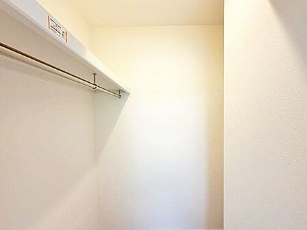 ウォークインクローゼットをご用意しております。その分お部屋を広く使うことができますね。