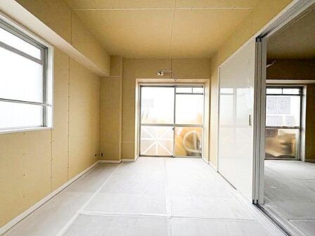 大きな窓からたっぷりと陽光が注がれる明るい空間。時を忘れて過ごせるお部屋。