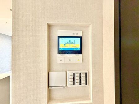 来訪者の確認ができるモニター付きインターホン完備。