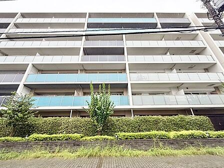 高貴な雰囲気を纏う外観。クオリティを追求した快適な空間が住まう方の心を満たします。