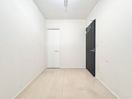 お部屋を最大限広く使って頂けるよう、全居室に収納スペース付。