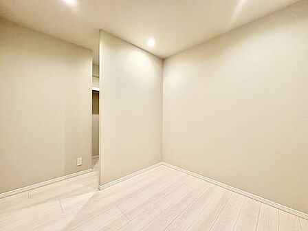 住まう方自身でカスタマイズして頂けるように「シンプル」にデザインされた室内。