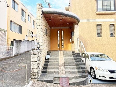 エントランスは、まさに顔となる場所。満ち足りたプライベートシーンへと誘う気品があります。