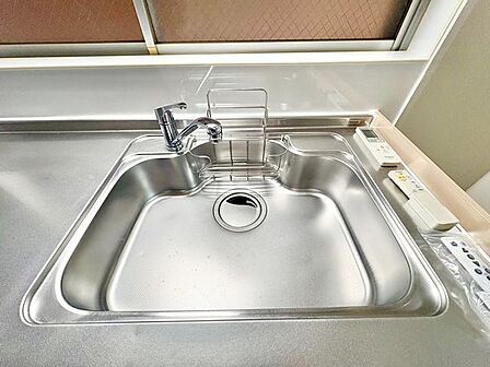 調理器具や食器類もゆったり洗えるシンクです。