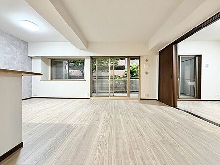 開口部が広く、たくさんの陽を取り入れます。窓を開ければ気持ちよい風が舞い込んできそうです。