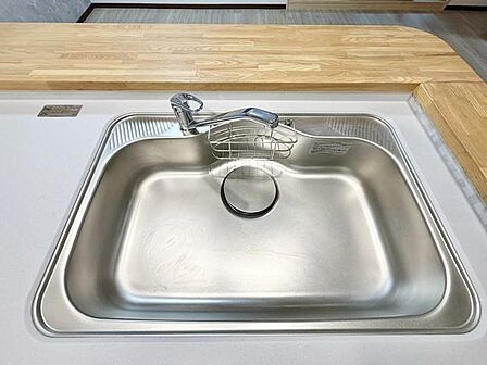 大きな調理器具や食器類もゆったり洗えるシンクです。