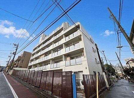 快適な暮らしを実現するアクセス良好な好立地。日々の暮らしが充実する利便性の高い住環境です。（空の加工を生成AIで行っています）