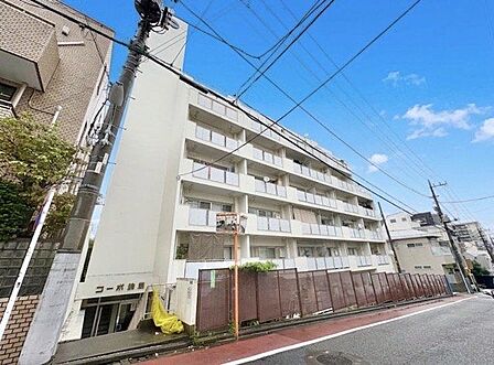 時の流れと共に魅力が深まった外観は、やすらぎ感と上質感を演出します。（空の加工を生成AIで行っています）