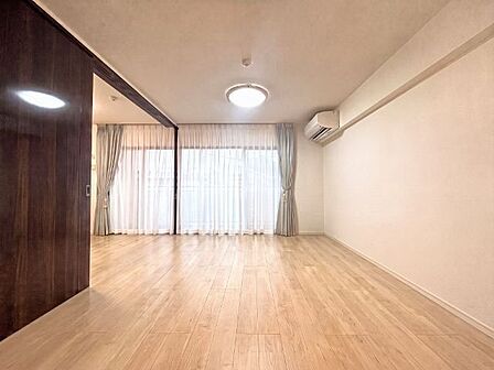窓越しに射し込む自然光が風合い豊かな室内を照らし出し、落ち着きのある上品な空間を演出します。