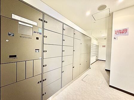 宅配ＢＯＸ。お仕事やお出かけで荷物が受け取れない時も大変便利です。