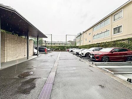 敷地内駐車場。