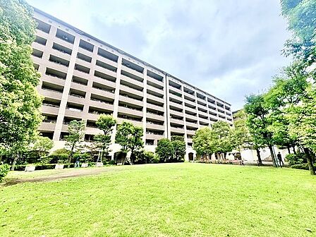 豊かな住環境に恵まれた大規模レジデンス。明るさとぬくもりを感じる、落ち着いた佇まい。