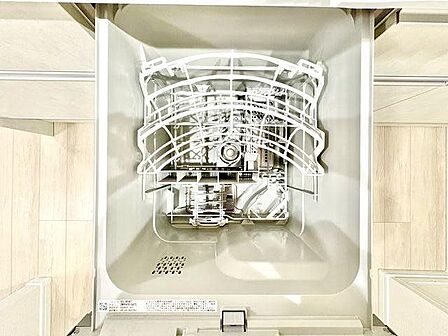 ビルトイン食洗機は作業台が広く使え、見た目もスッキリ。節水や節電も充実して家事の手助けをしてくれます