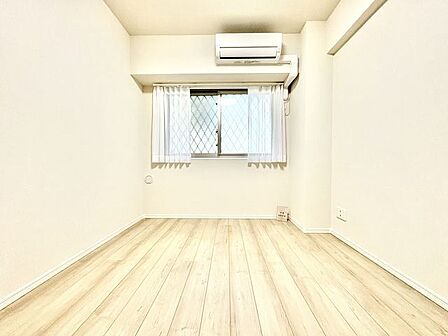 居心地のいい暮らしには欠かせない採光。ゆったりとした幅の窓からこの空間に降り注ぐ採光が絶えません。