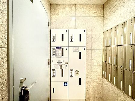 お仕事やお出かけで荷物が受け取れない時も大変便利な宅配ボックス完備。